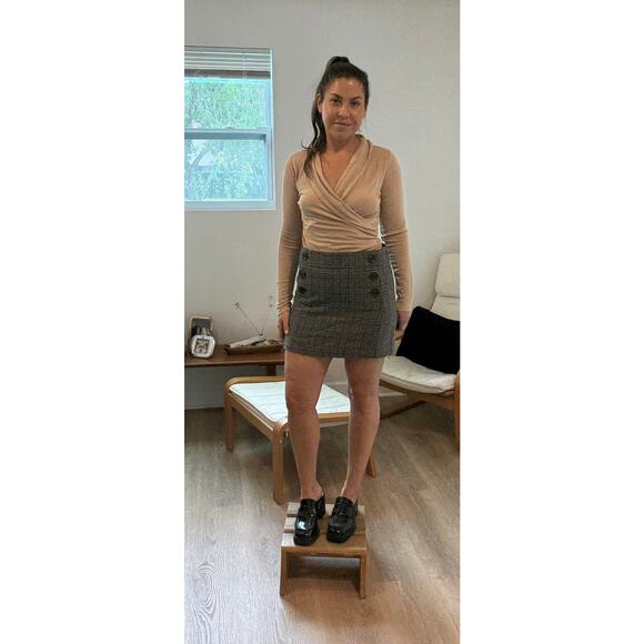 Gap women's Gray Plaid Mini Skirt with Button Details Size 4 - Picture 4 of 7